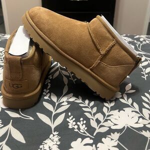 UGG classic Ultra mini Chestnut Suede 5 women NWOT Cozy Trend